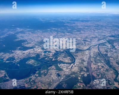 Vue aérienne d'une grande hauteur vue de l'embouchure du Neckar se jetant dans le Rhin sur la droite au bord de l'image embouchure du Neckar dans le Banque D'Images