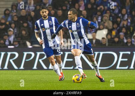 Match de football, PEPE FC Porto sur la droite en cours d'exécution avec le ballon sur la gauche, VARELA FC Porto sur la gauche regardant l'action, Estadio do Dragao Banque D'Images