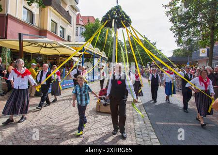 Bad Harzburg, 17.08.14, vêtus de costumes traditionnels, les participants à la 114ème parade de la Journée de randonnée allemande à travers le centre-ville de Bad Harzburg Banque D'Images