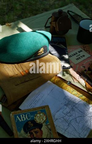 Béret vert du No.2 troupe néerlandaise du No.10 unité Commando interalliée sur Une table avec Ephemera de la seconde Guerre mondiale, livres cartes et objets, Royaume-Uni Banque D'Images