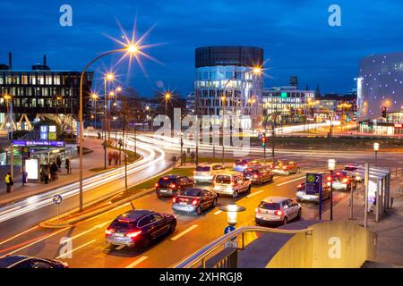 Circulation urbaine nocturne à Essen, Allemagne, grande intersection, rond-point, Berliner Platz, Berlin Square, cette zone serait également affectée par un diesel Banque D'Images