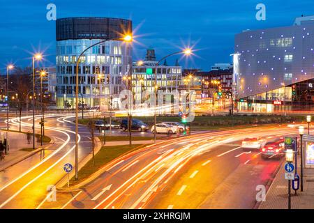 Circulation urbaine nocturne à Essen, Allemagne, grande intersection, rond-point, Berliner Platz, Berlin Square, cette zone serait également affectée par un diesel Banque D'Images