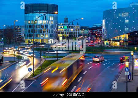 Circulation urbaine nocturne à Essen, Allemagne, grande intersection, rond-point, Berliner Platz, Berlin Square, cette zone serait également affectée par un diesel Banque D'Images