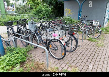 Place de parking pour vélos, dans une station de S-Bahn à Essen-Sued, Essen, Rhénanie du Nord-Westphalie, Allemagne Banque D'Images