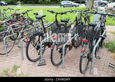 Place de parking pour vélos, dans une station de S-Bahn à Essen-Sued, Essen, Rhénanie du Nord-Westphalie, Allemagne Banque D'Images