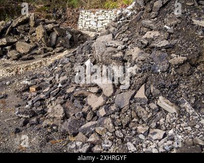 Morceaux d'ancienne surface de route enlevés sur le côté de la route Banque D'Images