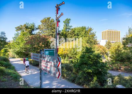 Grugatrasse, ancienne ligne de chemin de fer, aujourd'hui un sentier cyclable et pédestre reliant Essen-Steele à Muelheim an der Ruhr, via Essen-Ruettenscheid, est d'environ 12 kilomètres Banque D'Images