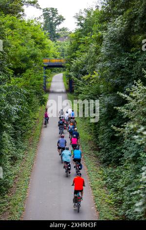 Piste cyclable dans le nord d'Essen, ancienne ligne de chemin de fer, Essen, Rhénanie du Nord-Westphalie, Allemagne Banque D'Images