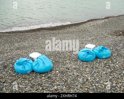 Sotchi, Russie - 23 février 2023 : chaises de sac de haricots sur une plage vide en hiver Sotchi Banque D'Images