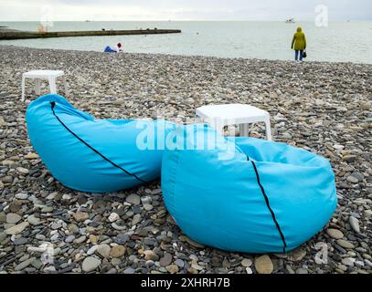 Sotchi, Russie - 23 février 2023 : plage vide et sacs de haricots au premier plan Banque D'Images