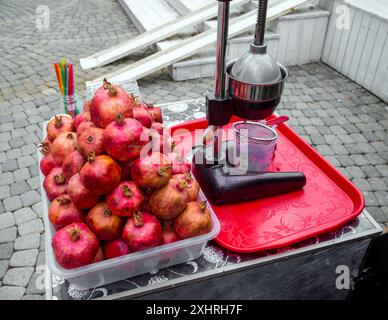 Presse pour préparer du jus de grenade fraîchement pressé Banque D'Images