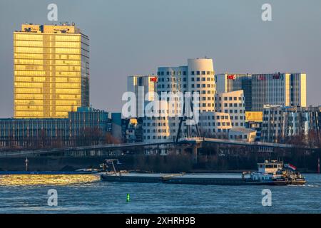 Duesseldorf, les bâtiments Gehry, Neuer Zollhof, dans le port des médias, à gauche le bâtiment Stadttor, derrière le complexe immobilier RWI4, Rhin Banque D'Images