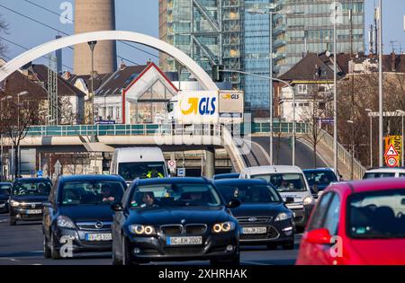 Duesseldorf, Voelklinger Strasse, route fédérale B1, trafic du centre-ville, pont de transition vers le port de la ville, Medienhafen, derrière le bâtiment de la porte de la ville Banque D'Images