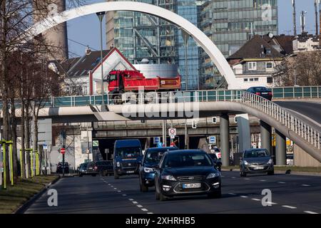 Duesseldorf, Voelklinger Strasse, route fédérale B1, trafic du centre-ville, pont de transition vers le port de la ville, Medienhafen, derrière le bâtiment de la porte de la ville Banque D'Images