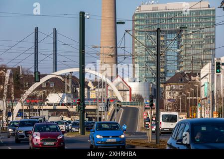 Duesseldorf, Voelklinger Strasse, route fédérale B1, trafic du centre-ville, pont de transition vers le port de la ville, Medienhafen, derrière le bâtiment de la porte de la ville Banque D'Images