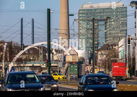 Duesseldorf, Voelklinger Strasse, route fédérale B1, trafic du centre-ville, pont de transition vers le port de la ville, Medienhafen, derrière le bâtiment de la porte de la ville Banque D'Images