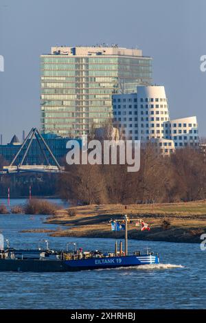 Duesseldorf, les bâtiments Gehry, Neuer Zollhof, dans le port des médias, à gauche le bâtiment Stadttor, Rhin, cargo Banque D'Images