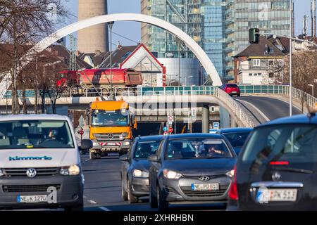 Duesseldorf, Voelklinger Strasse, route fédérale B1, trafic du centre-ville, pont de transition vers le port de la ville, Medienhafen, derrière le bâtiment de la porte de la ville Banque D'Images