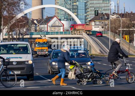 Duesseldorf, Voelklinger Strasse, route fédérale B1, trafic du centre-ville, pont de transition vers le port de la ville, Medienhafen, derrière le bâtiment de la porte de la ville Banque D'Images