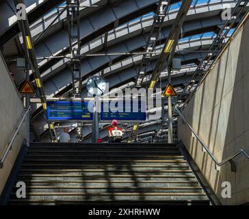 S-Bahn, escaliers jusqu'au quai de Berlin Ostbahnhof, Friedrichshain, Berlin, Allemagne Banque D'Images