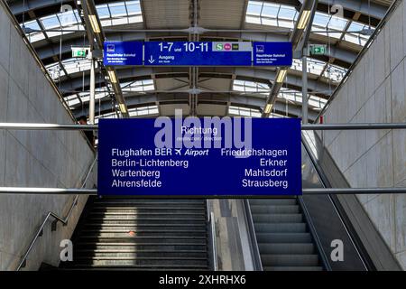 S-Bahn, escaliers jusqu'au quai de Berlin Ostbahnhof, Friedrichshain, Berlin, Allemagne Banque D'Images