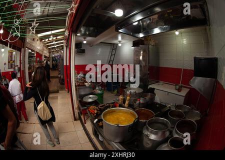 Bogota, Colombie, 3/1/2024. La vente de nourriture colombienne typique est vue dans la zone des restaurants au sommet de la colline Monserrate. Photo de. Jose Bula Banque D'Images