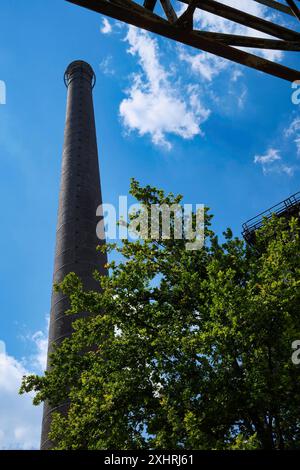 Ancienne cheminée industrielle dans Duisburg North Landscape Park, vintage, LaPaDu, région de la Ruhr, Rhénanie-du-Nord-Westphalie, Allemagne Banque D'Images