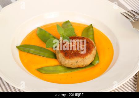 Cuisine végétarienne, gâteaux aux noix sur les pois mange-tout avec sauce citrouille, sauce, légumes, pois mange-tout, noix, salé, végétalien, salé, frit, sain Banque D'Images