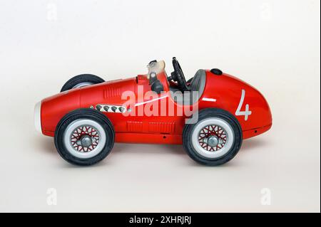 Modèle de voiture, vieux rouge Schuco Grand Prix Racer 1070 Ferrari 4, Bavière, Allemagne Banque D'Images