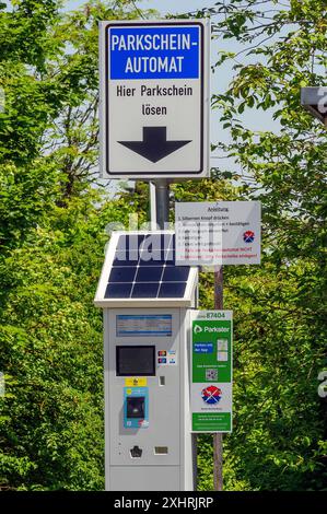 Parkster parking ticket machine avec panneau solaire, Buchenberg, Allgaeu, Bavière, Allemagne Banque D'Images