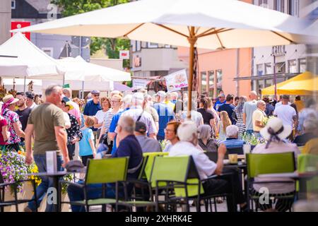 Une place de marché animée en été avec beaucoup de gens assis ou marchant sous des parasols, salon de jardin et céramique, Nagold, Forêt Noire, Allemagne Banque D'Images