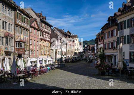 Imposants bâtiments historiques à colombages avec des peintures de façade détaillées sur la place du marché avec la fontaine du marché dans la vieille ville de Stein Am Banque D'Images