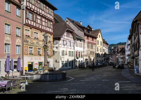 Imposants bâtiments historiques à colombages avec des peintures de façade détaillées sur la place du marché avec la fontaine du marché dans la vieille ville de Stein Am Banque D'Images