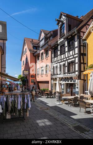 Bâtiment historique à colombages avec restaurant dans la vieille ville de Meersburg, quartier du lac de Constance, Bade-Wuerttemberg, Allemagne Banque D'Images