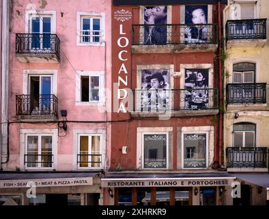 Restaurant italien Locanda, façade de maison avec de grandes photos de stars de cinéma italiennes avec des spaghettis, Sophia Loren, vieille ville, Lisbonne, Portugal Banque D'Images