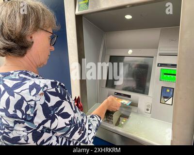 Femme âgée au distributeur de billets EC, BW-Bank, Baden-Wuerttembergische Bank, retire de l'argent, DE L'EURO, Stuttgart, Bade-Wuerttemberg, Allemagne Banque D'Images