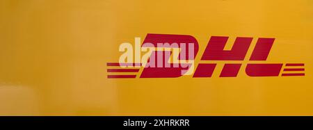 Véhicule de livraison DHL, logo, Rotebuehlplatz, Stuttgart, Bade-Wuerttemberg, Allemagne Banque D'Images