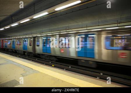 Métro train entrant, effet de mouvement, métro, Metropolitano de Lisboa, Lisbonne, Portugal Banque D'Images