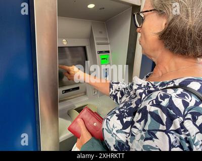 Femme âgée au distributeur de billets EC, BW-Bank, Baden-Wuerttembergische Bank, robinets sur l'écran, terminal, EURO, Stuttgart, Bade-Wuerttemberg, Allemagne Banque D'Images