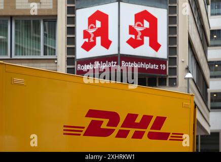 Véhicule de livraison DHL stationné devant Rothebuehl Apotheke, logo, Rothebuehlplatz, Stuttgart, Bade-Wuerttemberg, Allemagne Banque D'Images