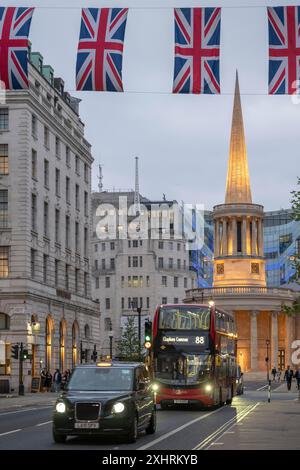 Bus à impériale rouge et taxi devant All Souls Langham place, Church of John Nash et BBC Broadcasting House, Evening Mood, Londres, Londres Banque D'Images