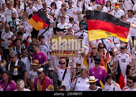 marche des fans, marche des fans de football allemands vers les quarts de finale Espagne contre Allemagne, UEFA EURO 2024, Championnat d'Europe, drapeaux, bannières, ambiance Banque D'Images