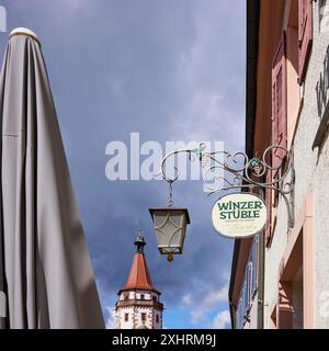 Signe de nez du restaurant et bar à vin Winzerstueble, Niggelturm et parasol par temps pluvieux à Gengenbach, Forêt Noire, Ortenaukreis Banque D'Images