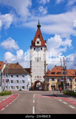 Kinzigtor porte de la ville avec passage à niveau fermé et route à Gengenbach, Forêt Noire, Ortenaukreis, Bade-Wuerttemberg, Allemagne Banque D'Images