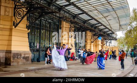 Santiago, Chili, 18 septembre 2022 : les gens pratiquent des danses traditionnelles chiliennes devant le Centro Cultural Estacion Mapocho Banque D'Images