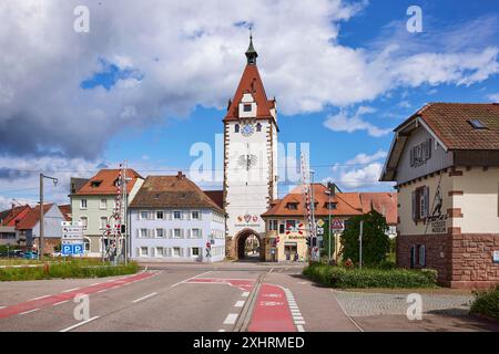 Kinzigtor porte de ville avec route et chemin de fer à Gengenbach, Forêt Noire, Ortenaukreis, Bade-Wuerttemberg, Allemagne Banque D'Images