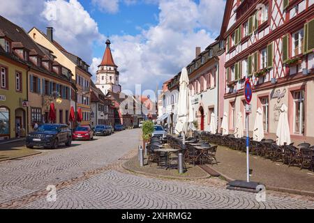 Rue principale avec espace extérieur d'un restaurant et le Niggelturm à Gengenbach, Forêt Noire, Ortenaukreis, Bade-Wuerttemberg, Allemagne Banque D'Images