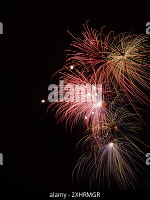 Feux d'artifice rouges, bleus et jaunes éclatent dans le ciel nocturne, Festival international des feux d'artifice de Montréal, Québec, Canada Banque D'Images
