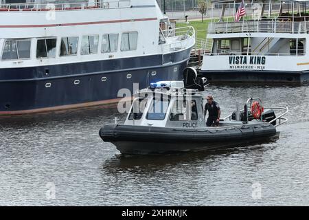 Milwaukee, Wisconsin, États-Unis. 14 juillet 2024. Milwaukee police patrouille en bateau sur la rivière Milwaukee près de la salle des congrès Fiserv Forum. (Crédit image : © Pat A. Robinson/ZUMA Press Wire) USAGE ÉDITORIAL SEULEMENT! Non destiné à UN USAGE commercial ! Banque D'Images