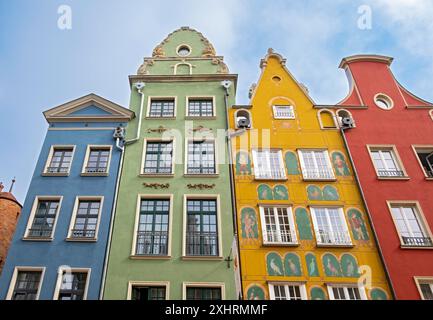 Gros plan de façades colorées de maisons de ville sur la rue Dluga, Gdansk, GdaÅ„SK, Pologne Banque D'Images